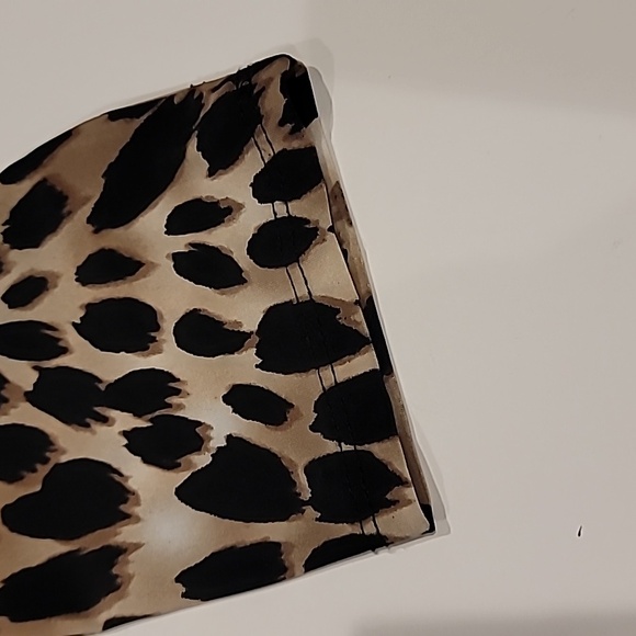 INC Cheetah V-neck Gold Zippered Pocket Pullover Top Brown Black XL - Picture 11 of 11